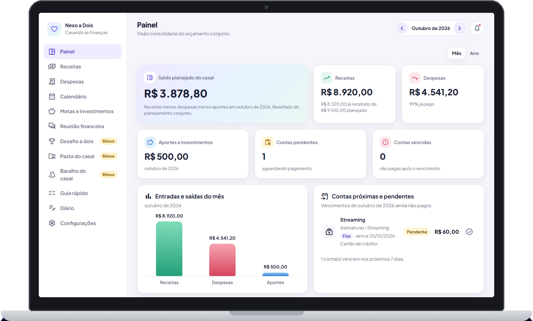 Notebook com o painel do Nexo a Dois aberto: visão do mês organizado, com saldo planejado do casal, receitas, despesas, aportes e contas pendentes